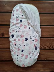 Наматрасник непромокаемый в коляску BabyStarTex, 35х75см, белый/сердечки синие и розовые