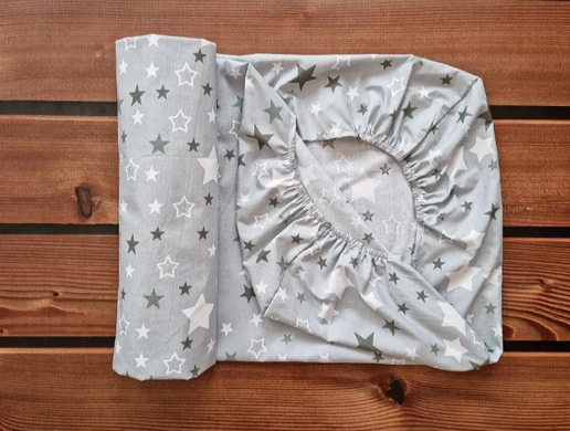 Простынь для детской кроватки на резинке Babystartex, 120х60см, хлопок, серый/звезды серые и белые, Унисекс