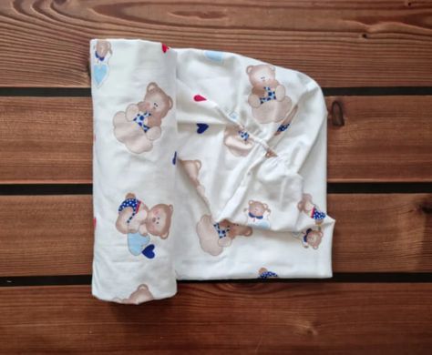 Простынь для детской кроватки на резинке Babystartex, 120х60см, фланель, белая/мишки с красными и синими сердечками, Унисекс