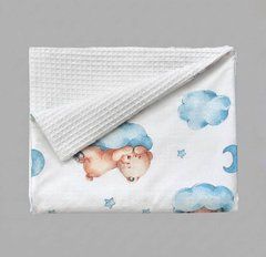 Плед летний для новорожденного с грецкого вафельного полотна Babystartex, белая вафелька/мишка спит на голубом облачке, Мальчик, 100*80